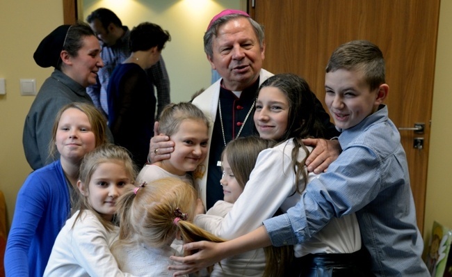 Podopieczni świetlicy Caritas dziękują bp. Henrykowi Tomasikowi za nową siedziebę