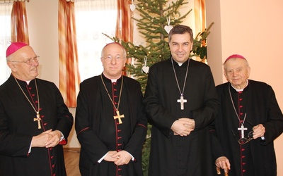 Biskup nominat Wojcieh Osial (drugi z prawej) z łowickimi biskupami
