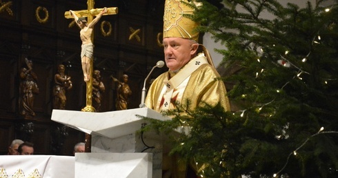 Metropolita warszawski zauważył, że coraz trudniej jest współczesnemu człowiekowi dostrzec prawdziwą istotę Bożego Narodzenia przez powszechną komercjalizację tego czasu