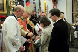 Bp Andrzej F. Dziuba chrzci dziecko