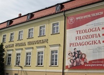 Potrzeba bardziej świadków niż nauczycieli