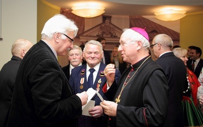 Bp Andrzej F. Dziuba i Witold Waszczykowski dzielą się opłatkiem