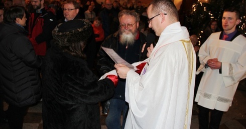  W parafii św. Jakuba w Skierniewicach na wszystkich Mszach św. małżonkowie odnawiali przyrzeczenia małżeńskie