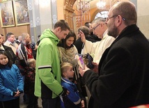 Każda rodzina otrzymała pachąncy lawendowy woreczek ze... Słowem Bożym