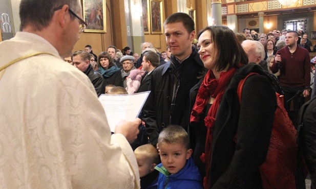 Księża modlili się nad każdą rodziną, która chciała otrzymać specjalne błogosławieństwo