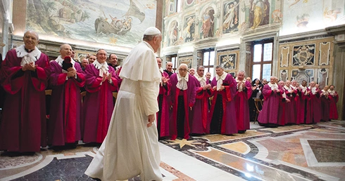 Papież Franciszek podczas spotkania z trybunałem  Roty Rzymskiej 