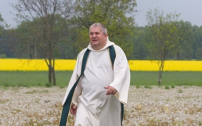 Do dominikanów wstąpił w wieku 18 lat. Jako duszpasterz najdłużej związany był z Poznaniem. Otrzymał tytuł Honorowego Obywatela tego miasta