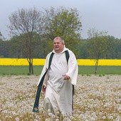 Do dominikanów wstąpił w wieku 18 lat. Jako duszpasterz najdłużej związany był z Poznaniem. Otrzymał tytuł Honorowego Obywatela tego miasta