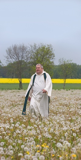 Do dominikanów wstąpił w wieku 18 lat. Jako duszpasterz najdłużej związany był z Poznaniem. Otrzymał tytuł Honorowego Obywatela tego miasta