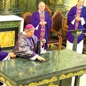 Istotnym momentem konsekracji ołtarza jest namaszczenie go olejem krzyżma