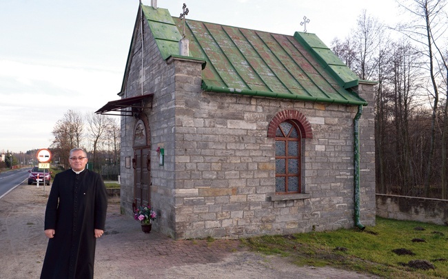 Ks. Artur Fura ma nadzieję, że obecny stan prawny kaplicy umożliwi jej gruntowny remont