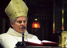 „Na czas korzystania z darów duchowych Kościoła z serca błogosławię” – kończy swój dokument bp Henryk Tomasik
