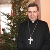 Po ogłoszeniu nominacji ks. Wojciech Osial otrzymał stosowny dokument oraz krzyż biskupi