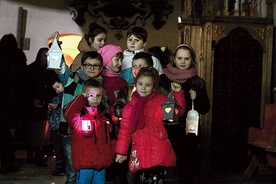  Do kościoła pw. Matki Bożej Częstochowskiej w Lubinie każdego dnia przychodziło kilkadziesięcioro dzieci