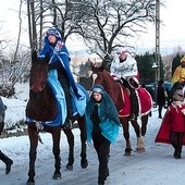  Na orszak do Lanckorony zapraszają Trzej Królowie, którzy prowadzą kolędujący pochód, jadąc konno