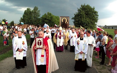 Kolce, róże i Maryja