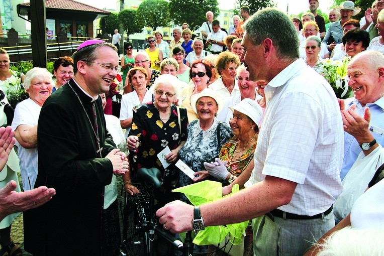   Na pierwszą rocznicę święceń biskupich Tadeusz Lityński dostał od parafian z Gorzowa Wlkp. rower, aby dbał nie tylko o kondycję ducha, ale też ciała