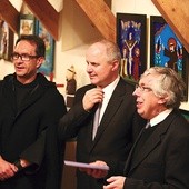  O. Jarosław Zachariasz, Kuba Abrahamowicz i Zbigniew Micherdziński na otwarciu wystawy 