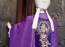 Abp Józef Górzyński otworzył Bramę Miłosierdzia w konkatedrze św. Jakuba w Olsztynie, inaugurując w archidiecezji Rok Miłosierdzia