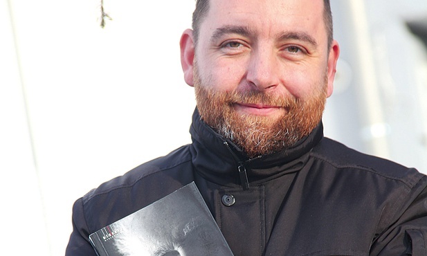 Michał Fita, dyrektor MOKSiR w Kuźni Raciborskiej, radny miasta Racibórz, z książką Barbary Gruszki-Zych „Takie piękne życie. Portret Wojciecha Kilara”