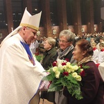 Bp Jan Kopiec z pierwszymi w diecezji konsekrowanymi wdowami w kościele franciszkanów w Gliwicach