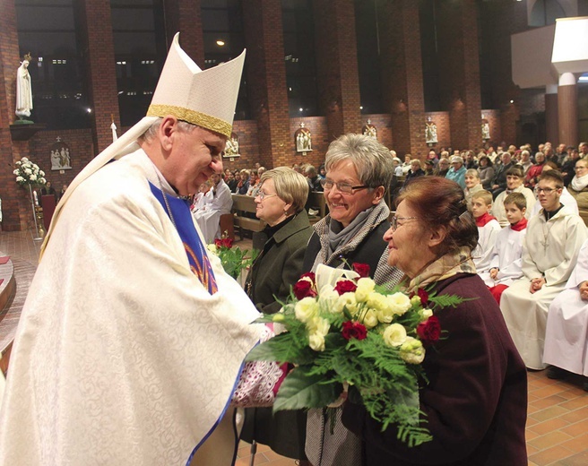 Bp Jan Kopiec z pierwszymi w diecezji konsekrowanymi wdowami w kościele franciszkanów w Gliwicach