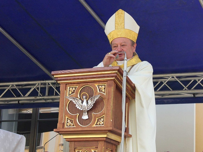Bp Gerard Kusz w Rudach podczas 30. rocznicy przyjęcia sakry biskupiej 