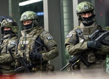 Niemcy: Po ostrzeżeniu o zamachach alarm trwa