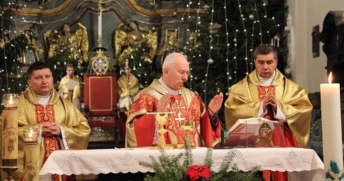 Od lewej: ks. prał. Andrzej Józwowicz, bp Andrzej F. Dziuba i biskup nominat Wojciech Osial