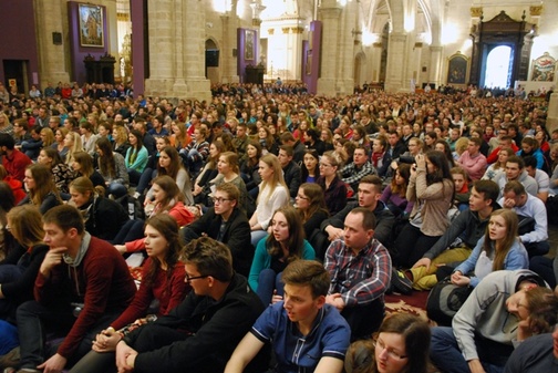 3 tys. młodych Polaków wypełniło barokową świątynię