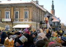 Za królami do szopki, gdzie uczestnicy kłaniają się nowo narodzonemu Zbawicielowi, idą tłumy