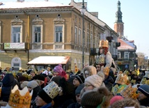 Za królami do szopki, gdzie uczestnicy kłaniają się nowo narodzonemu Zbawicielowi, idą tłumy