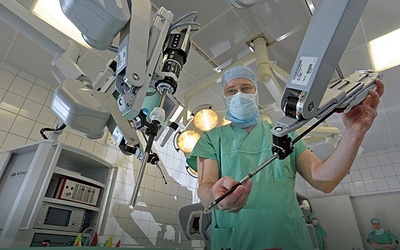 Robot chirurgiczny da Vinci to jeden z przykładów nowoczesnych urządzeń wspomagających pracę lekarzy