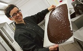 Pani Anna prezentuje gotową czekoladę, wylaną na plastikowy blat