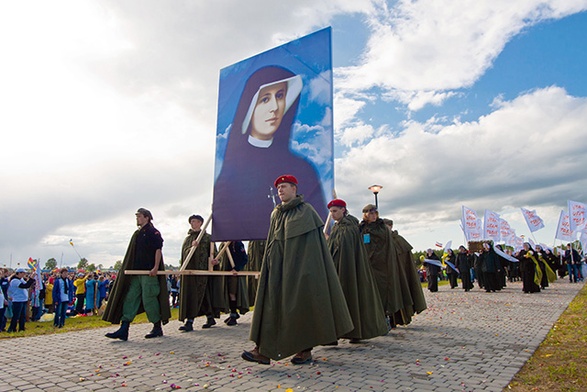 Procesja z relikwiami św. siostry Faustyny na Lednicy w 2012 r.