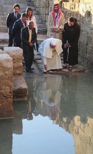 Papież Franciszek, tak jak Jan Paweł II i Benedykt XVI, odwiedził w 2014 roku domniemane miejsce chrztu Jezusa (Al-Maghtas) po jordańskiej stronie rzeki 