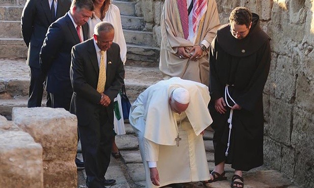 Papież Franciszek, tak jak Jan Paweł II i Benedykt XVI, odwiedził w 2014 roku domniemane miejsce chrztu Jezusa (Al-Maghtas) po jordańskiej stronie rzeki 