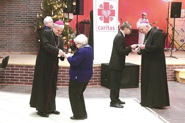 Biskupi tradycyjnie towarzyszyli zebranym w modlitwie i łamaniu się opłatkiem