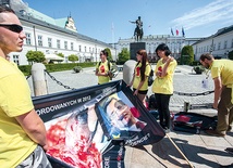  Wolontariusze fundacji organizują wystawy „Wybierz życie” w różnych miejscach Polski. Byli aktywni także przed wyborami prezydenckimi