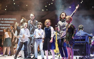 Razem z gwiazdami na scenie zaśpiewały dzieci ze Szkółki TGD