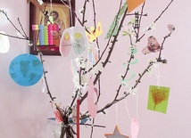 Drzewko Jessego – jedno ze zdjęć przesłanych na nasz konkurs. „Przez cały Adwent codziennie, całą rodziną, czytaliśmy fragmenty Pisma Świętego mówiące o ważnych postaciach w historii zbawienia. Dzieci robiły ozdoby będące symbolami danej historii, które wieszaliśmy na gałęzi ze śliwy. Na Boże Narodzenie gałąź miała zakwitnąć, co, jak widać, udało się!” – wyjaśnia Rafał Kordowski