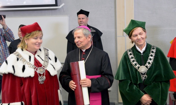 Tytuł doctora honoris causa Uniwersytetu Przyrodniczo-Humanistycznego w Siedlach bp Henryk Tomasik otrzymał w maju ub. roku