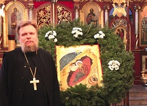 O. Grzegorz Cebulski obok ikony Narodzenia Pańskiego
