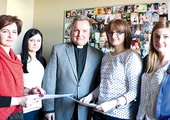   Ksiądz Robert Kowalski, dyrektor Caritas Diecezji Radomskiej, z pracownicami ośrodka: (od lewej) Elżbietą Stolarczyk, Katarzyną Fituch, Weroniką Grzegorczyk i Anną Matuszewską