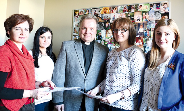   Ksiądz Robert Kowalski, dyrektor Caritas Diecezji Radomskiej, z pracownicami ośrodka: (od lewej) Elżbietą Stolarczyk, Katarzyną Fituch, Weroniką Grzegorczyk i Anną Matuszewską