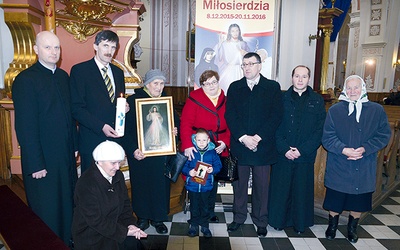  Lektura przyniesie wiele duchowych korzyści. Są o tym przekonani duszpasterze (od lewej) ks. Piotr Giemza (obok niego Rafał Goworek) i ks. Tomasz Jurzyński 