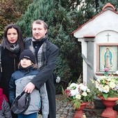 Ryszard Jankiewicz ze swoją rodziną często modli się przy skierniewickiej kapliczce