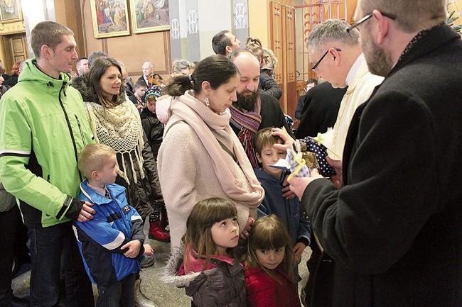 Księża modlili się nad każdą rodziną, która chciała otrzymać specjalne błogosławieństwo