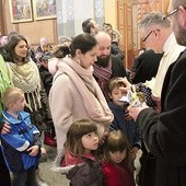 Księża modlili się nad każdą rodziną, która chciała otrzymać specjalne błogosławieństwo