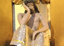 Figura Jezusa Frasobliwego w kościele Ducha Świętego w Sandomierzu